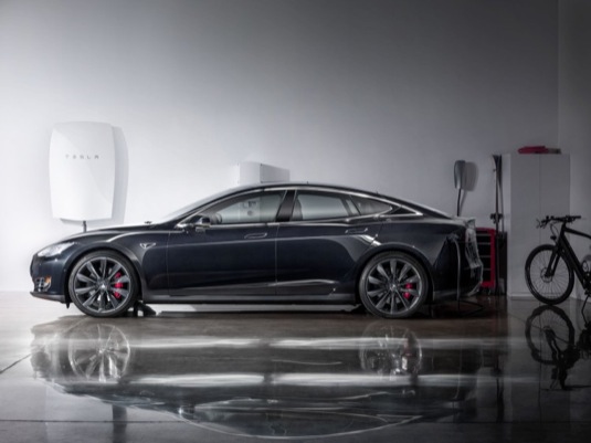 auto elektromobil Tesla Model S a baterie Tesla Powerwall