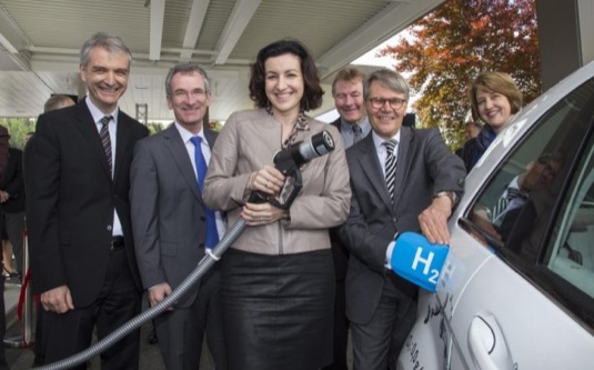 auto Guillaume Larroque (TOTAL), Markus Bachmeier (Linde), MdB Dorothee Bär (CSU), Alexander Ruscheinsky (VEDA), Prof. Dr. Herbert Kohler (Daimler), MdB Dr. Anja Weisgerber (CSU)