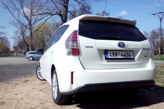 auto hybrid Toyota Prius+ v modernizaci pro rok 2015