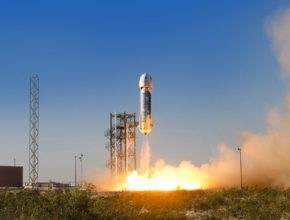 Vesmírná raketa New Shepard společnosti Blue Origin na startu.