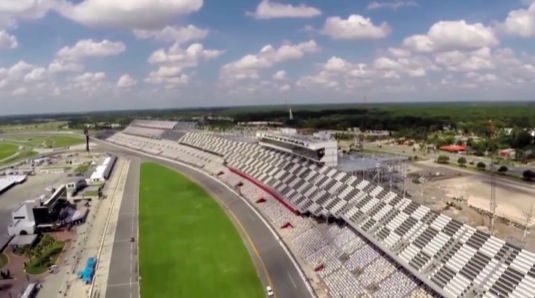 Závodní okruh Daytona navštíví ročně statisíce fanoušků.