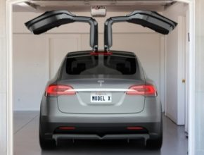 AUTO elektromobil Tesla Model X zaparkovaný v garáži s tzv. falcon wings