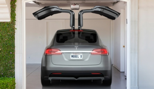 AUTO elektromobil Tesla Model X zaparkovaný v garáži s tzv. falcon wings