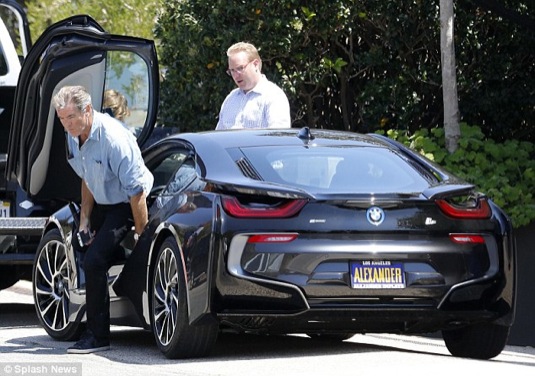 auto Pierce Brosnan agent 007 James Bond si pořídil plug-in hybrid BMW i8