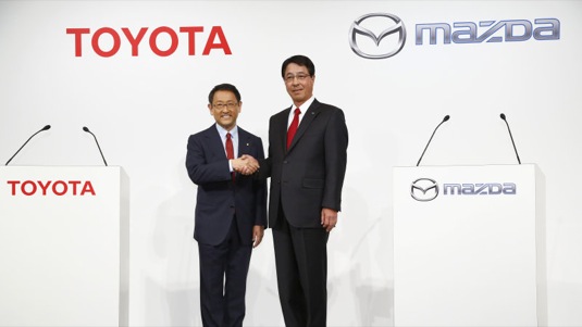 auto Toyota Mazda automobilky partnerství
