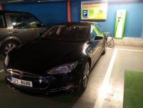 auto nabíjení elektromobilu Tesla Model S stanice ČEZ