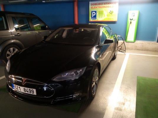 auto nabíjení elektromobilu Tesla Model S stanice ČEZ