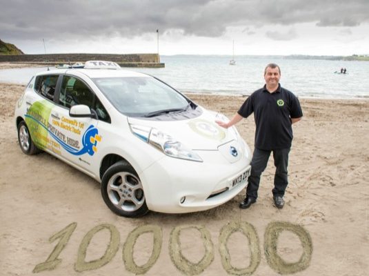 auto elektromobily Nissan Leaf C&C Taxis taxislužba baterie drží i po 100 000 mil