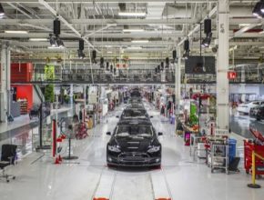 auto Tesla Motors Fremont továrna výroba elektromobilů