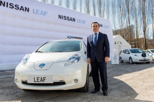 auto Carlos Ghosn šéf Nissan Renault u elektromobilů Nissan Leaf