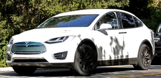 auto elektromobily Tesla Model X elektrické SUV testování Kalifornie