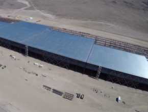 Záběry probíhající stavby giga-továrny Tesla z létajícího dronu