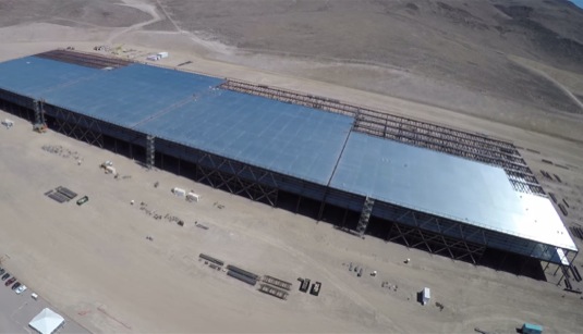 Záběry probíhající stavby giga-továrny Tesla z létajícího dronu
