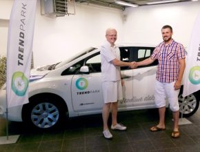 Pavel Dvořák z Brna si od zástupce společnosti Trendpark přebírá elektromobil Nissan Leaf na týdenní zápůjčku