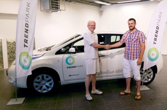 Pavel Dvořák z Brna si od zástupce společnosti Trendpark přebírá elektromobil Nissan Leaf na týdenní zápůjčku
