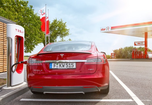 auto Star čerpací stanice pumpa Tesla Supercharger