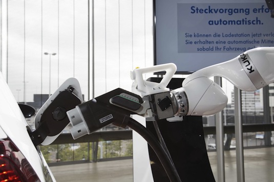 Volkswagen e-SmartConnect robotické nabíjení elektromobilů