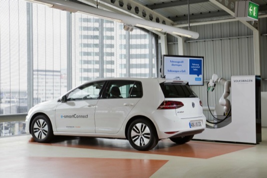 Volkswagen e-SmartConnect robotické nabíjení elektromobilů