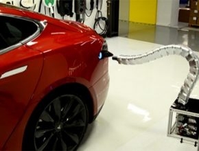 auto elektromobil Tesla Model S robotická nabíječka mechanický had