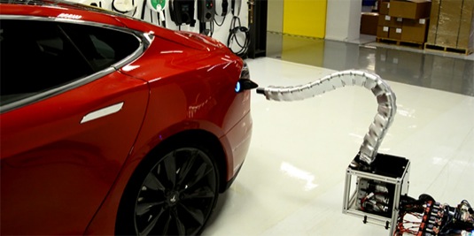 auto elektromobil Tesla Model S robotická nabíječka mechanický had