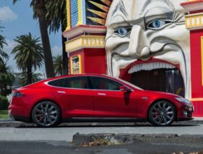 auto elektromobil Tesla Model S lunapark Austrálie