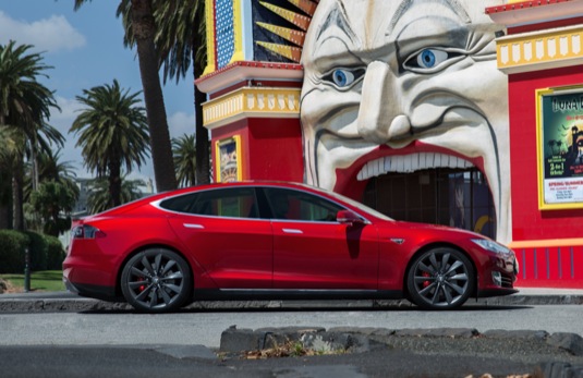 auto elektromobil Tesla Model S lunapark Austrálie