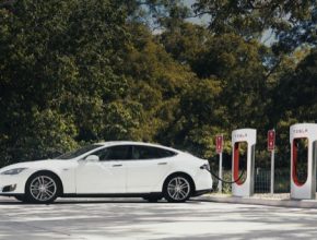 auto elektromobil Tesla Model S se nabíjí u rychlonabíjecí stanice Tesla Supercharger