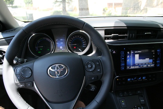 test hybridního auta Toyota Auris Hybrid Touring Sports 2015