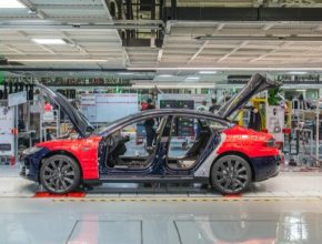 auto továrna Tesla Motors Fremont Kalifornie výroba elektromobilů Tesla Model S