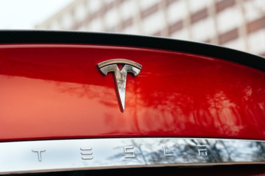 auto elektromobily Tesla Model S znak logo