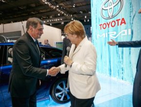 Německá kancléřka Angela Merkelová u vodíkového auta Toyota Mirai