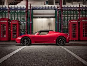 auto elektromobil červený Tesla Roadster