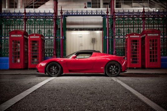 auto elektromobil červený Tesla Roadster