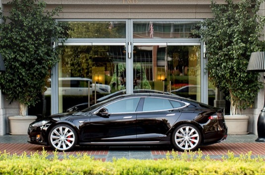 auto elektroauto Tesla Model S elektromobil Destination Charging nabíjení