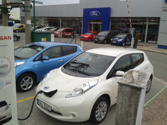 auto elektromobily Nissan Leaf nabíjecí stanice nabíjen