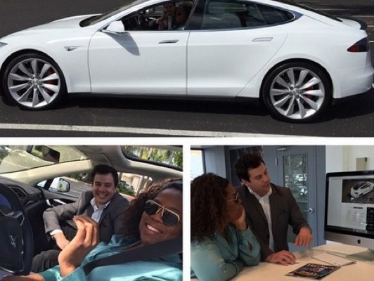 Americká televizní ikona Oprah Winfrey se svou novou bílou Tesla Model S.