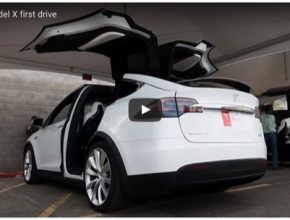 auto Tesla Model X první jízda Falcon Wings