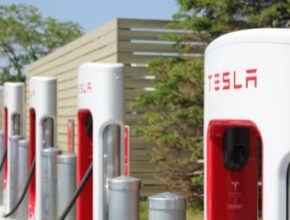 Síť nabíjecích stanic Supercharger umožňuje majitelům elektromobilů Tesla cestovat po kontinentech prakticky zdarma
