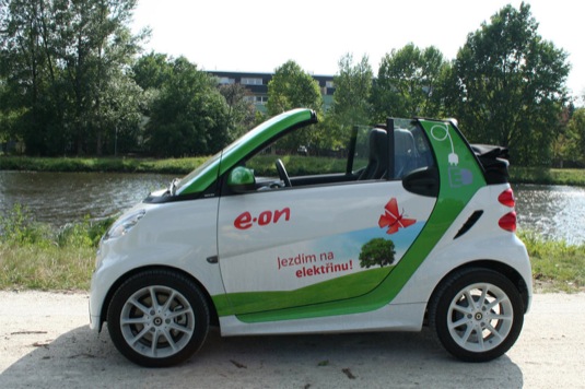 Smart ED Cabrio připomíná roztomilou hračku, ale je plnohodnotným elektromobilem.
