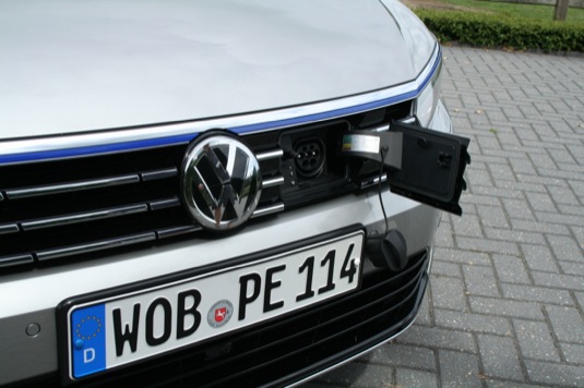 auto Volkswagen Passat GTE plug-in hybrid auto do zásuvky