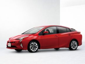 Po světě jezdí 9 milionů hybridů, z nich 4 miliony tvoří modely Prius. Ten čtvrté generace sází na emoce a na elegantnější a sportovnější tvary.