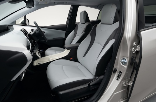 Po světě jezdí 9 milionů hybridů, z nich 4 miliony tvoří modely Prius. Ten čtvrté generace sází na emoce a na elegantnější a sportovnější tvary.