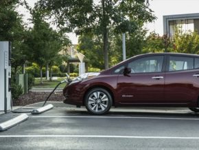 Elektromobil Nissan Leaf u nabíjecí stanice.