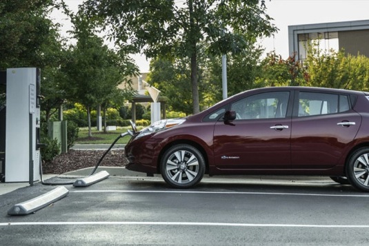 Elektromobil Nissan Leaf u nabíjecí stanice.