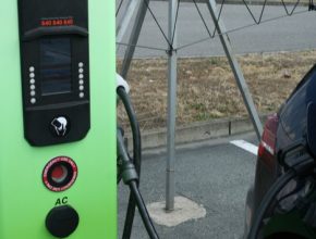 auto dobíjení elektromobilu u nabíjecí stanice státní dotace pro elektromobily