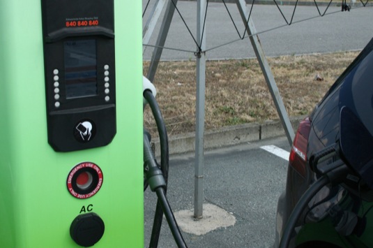auto dobíjení elektromobilu u nabíjecí stanice státní dotace pro elektromobily
