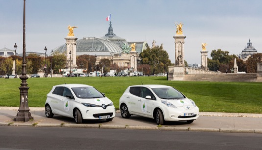 auto elektromobily Nissan Leaf a Renault Zoe