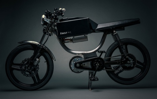 Žádný drahý benzin, zácpy, problémy s parkováním. Elektrický moped Bolt M-1 jako ideální dopravní prostředek do města.