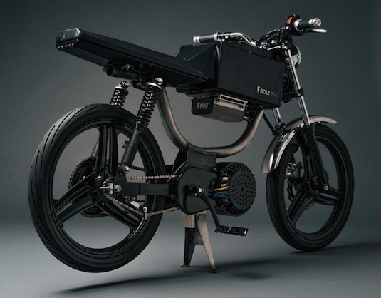 Žádný drahý benzin, zácpy, problémy s parkováním. Elektrický moped Bolt M-1 jako ideální dopravní prostředek do města.