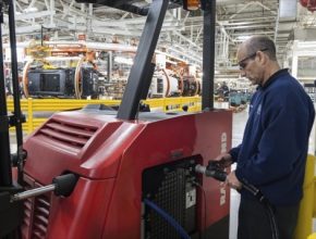 auto továrna BMW vyrábí z odpadků vodík pro vysokozdvižné vozíky